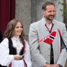The Crown Prince and Crown Princess and their family greet the Asker children’s parade outside Skaugum Estate. Photo: Terje Pedersen / NTB scanpix